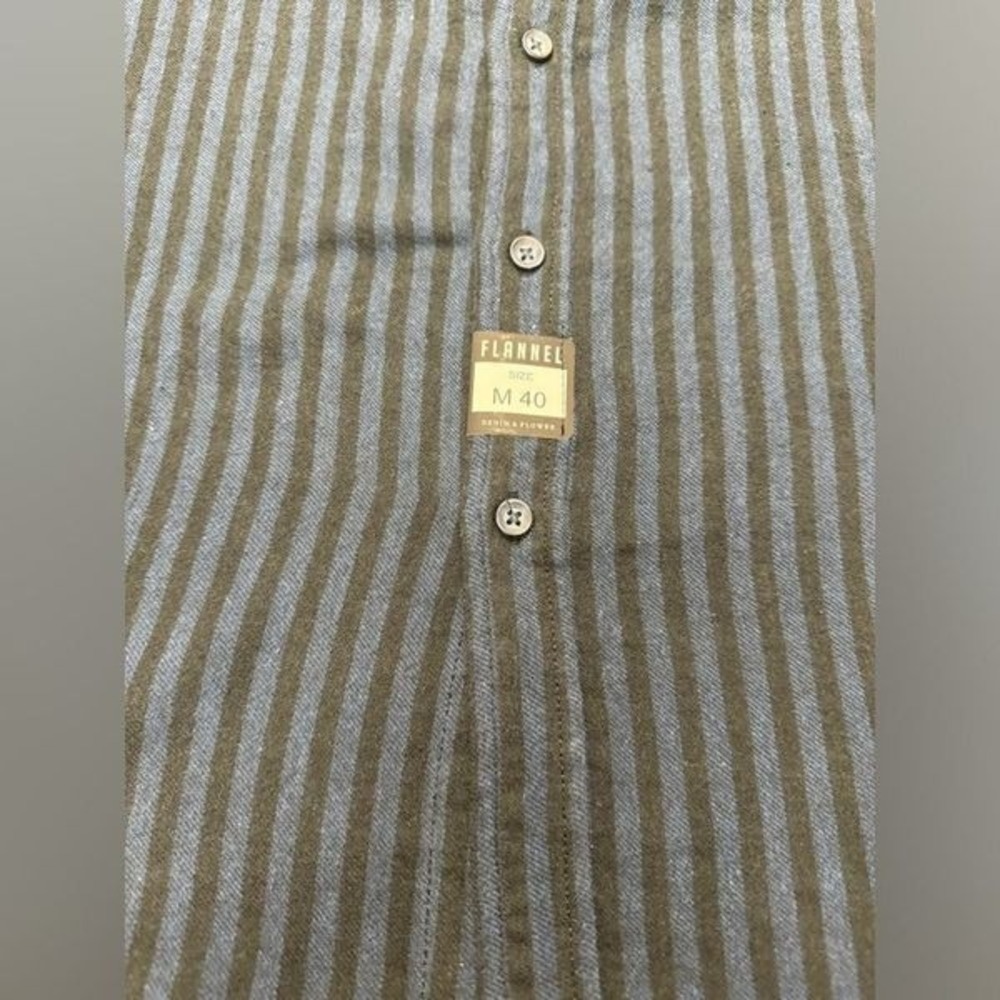 New Men's Denim & Flower Flannel Button Down. Size medium - Picture 4 of 8